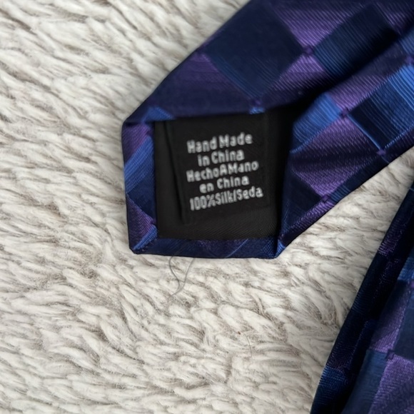 Van Heusen Silk Tie - Picture 4 of 4
